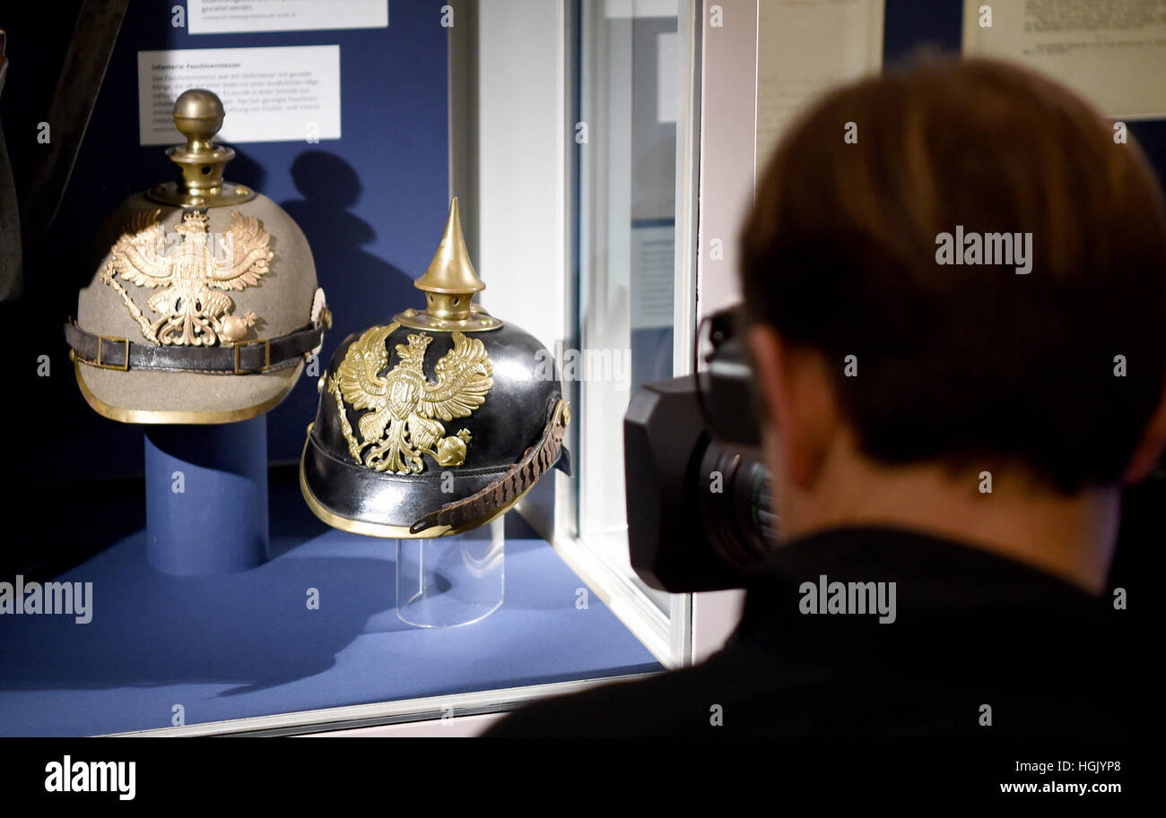 Una fotocamera film uomo prussiano casco spiked in una vetrina di vetro NEL LAND SCHLESWIG, Germania, 23 gennaio 2017. L'archivio regionale la mostra "chleswig-Holstein è ora' prussiana dal 25 gennaio 2017 al 23 febbraio 2018. È lì per formarvi sull'annessione di ducati Schleswig Holstein e dalla Prussia. Foto: Carsten Rehder/dpa Foto Stock