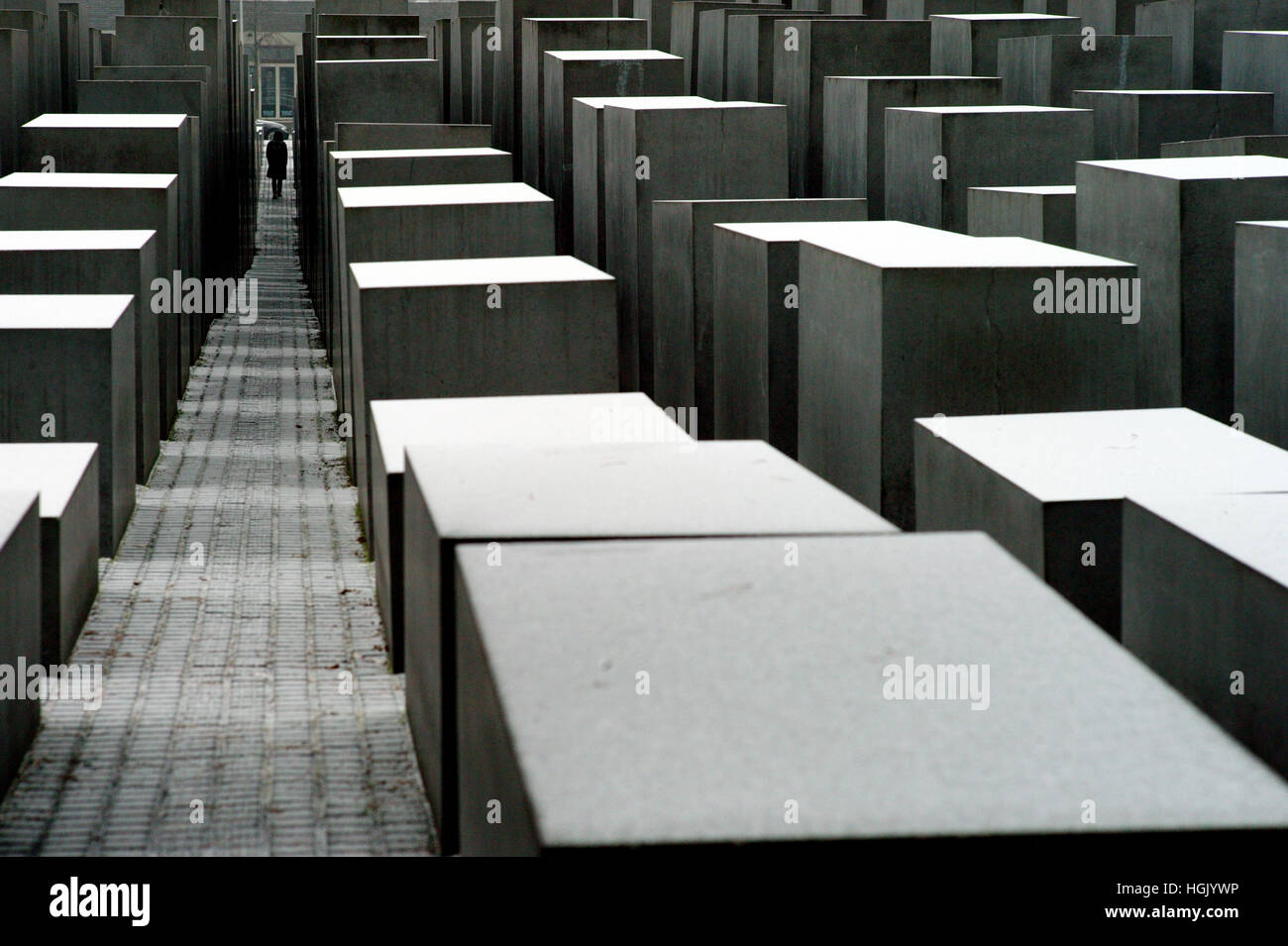 Berlino, Germania. 23 gen 2017. Snow giace sopra la stele del Memoriale dell Olocausto sito a Berlino, Germania, 23 gennaio 2017. Foto: Maurizio Gambarini/dpa/Alamy Live News Foto Stock