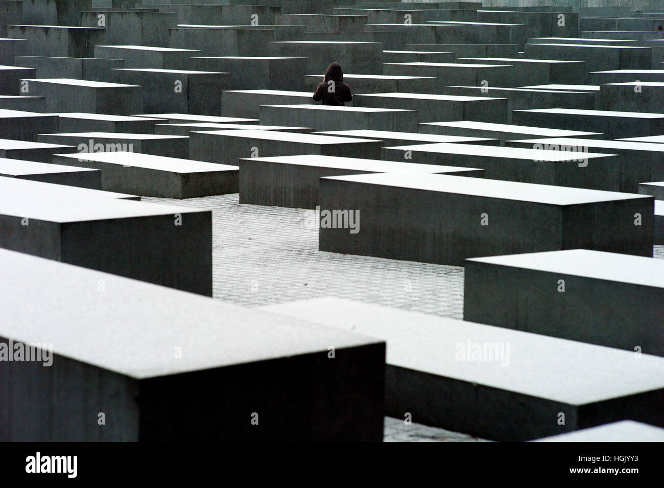 Berlino, Germania. 23 gen 2017. Snow giace sopra la stele del Memoriale dell Olocausto sito a Berlino, Germania, 23 gennaio 2017. Foto: Maurizio Gambarini/dpa/Alamy Live News Foto Stock