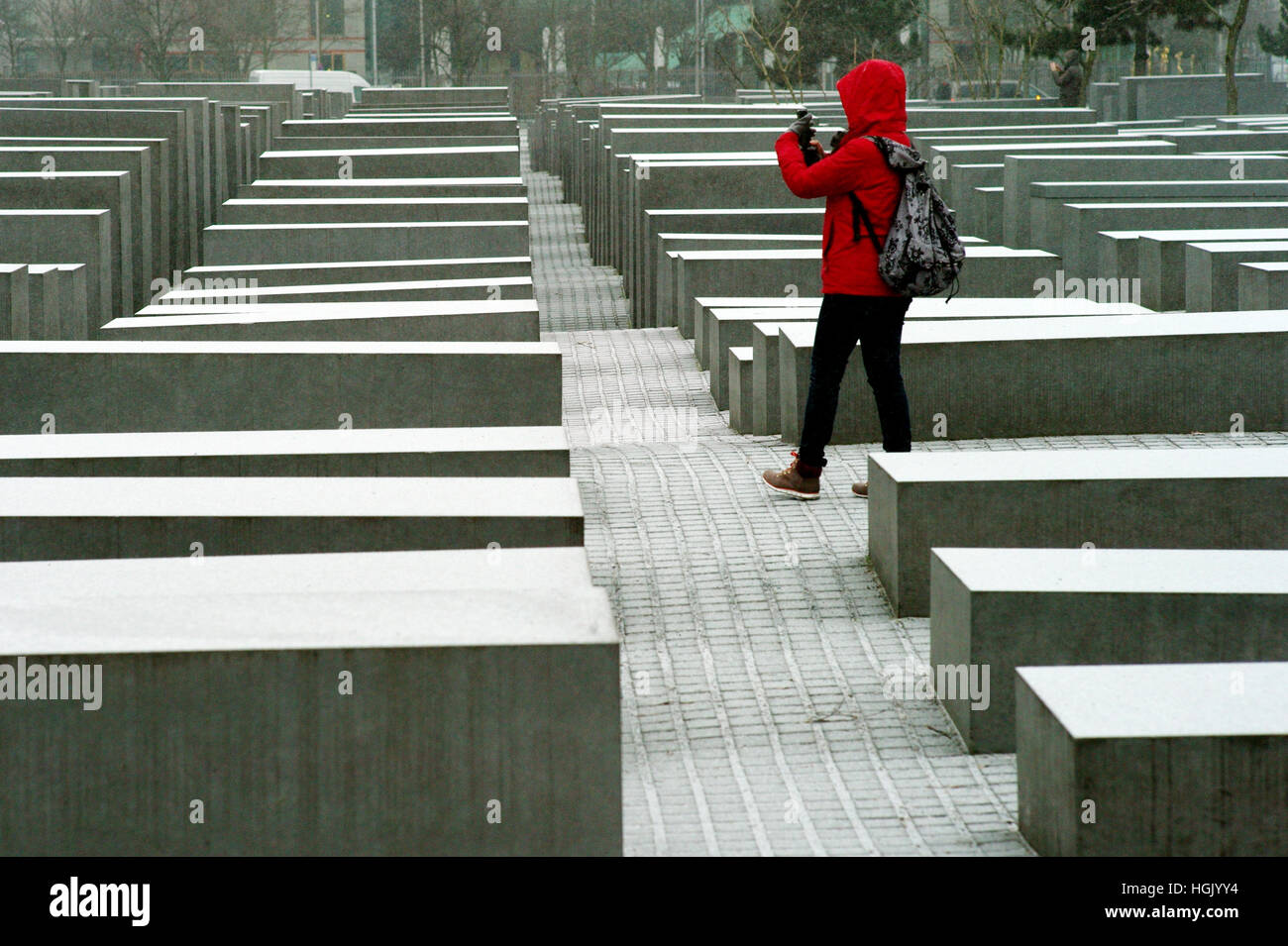 Berlino, Germania. 23 gen 2017. Snow giace sopra la stele del Memoriale dell Olocausto sito a Berlino, Germania, 23 gennaio 2017. Foto: Maurizio Gambarini/dpa/Alamy Live News Foto Stock