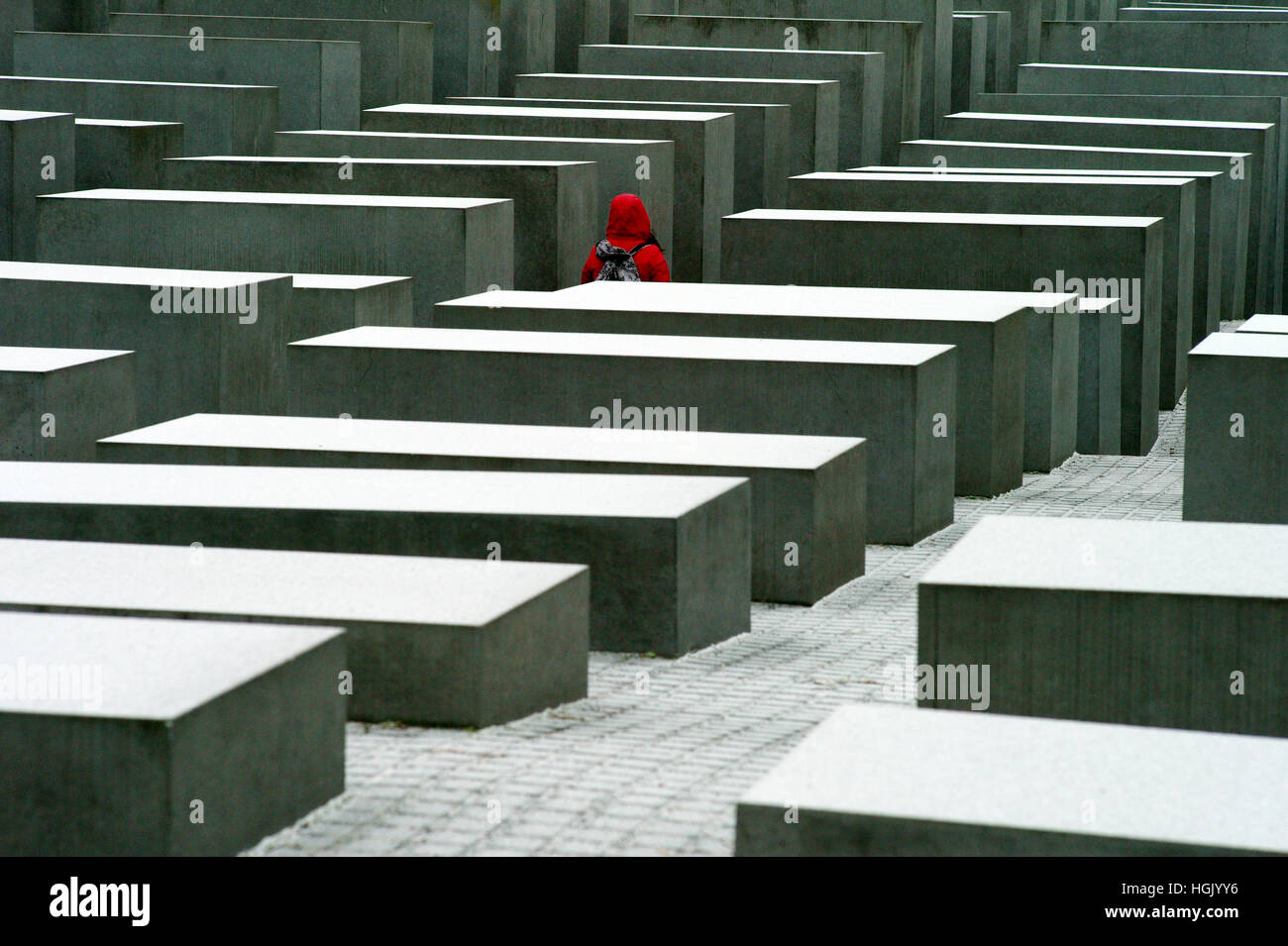 Berlino, Germania. 23 gen 2017. Snow giace sopra la stele del Memoriale dell Olocausto sito a Berlino, Germania, 23 gennaio 2017. Foto: Maurizio Gambarini/dpa/Alamy Live News Foto Stock