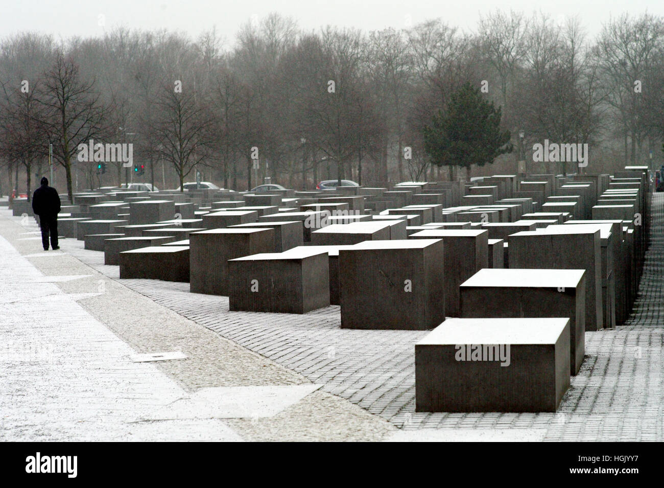 Berlino, Germania. 23 gen 2017. Snow giace sopra la stele del Memoriale dell Olocausto sito a Berlino, Germania, 23 gennaio 2017. Foto: Maurizio Gambarini/dpa/Alamy Live News Foto Stock