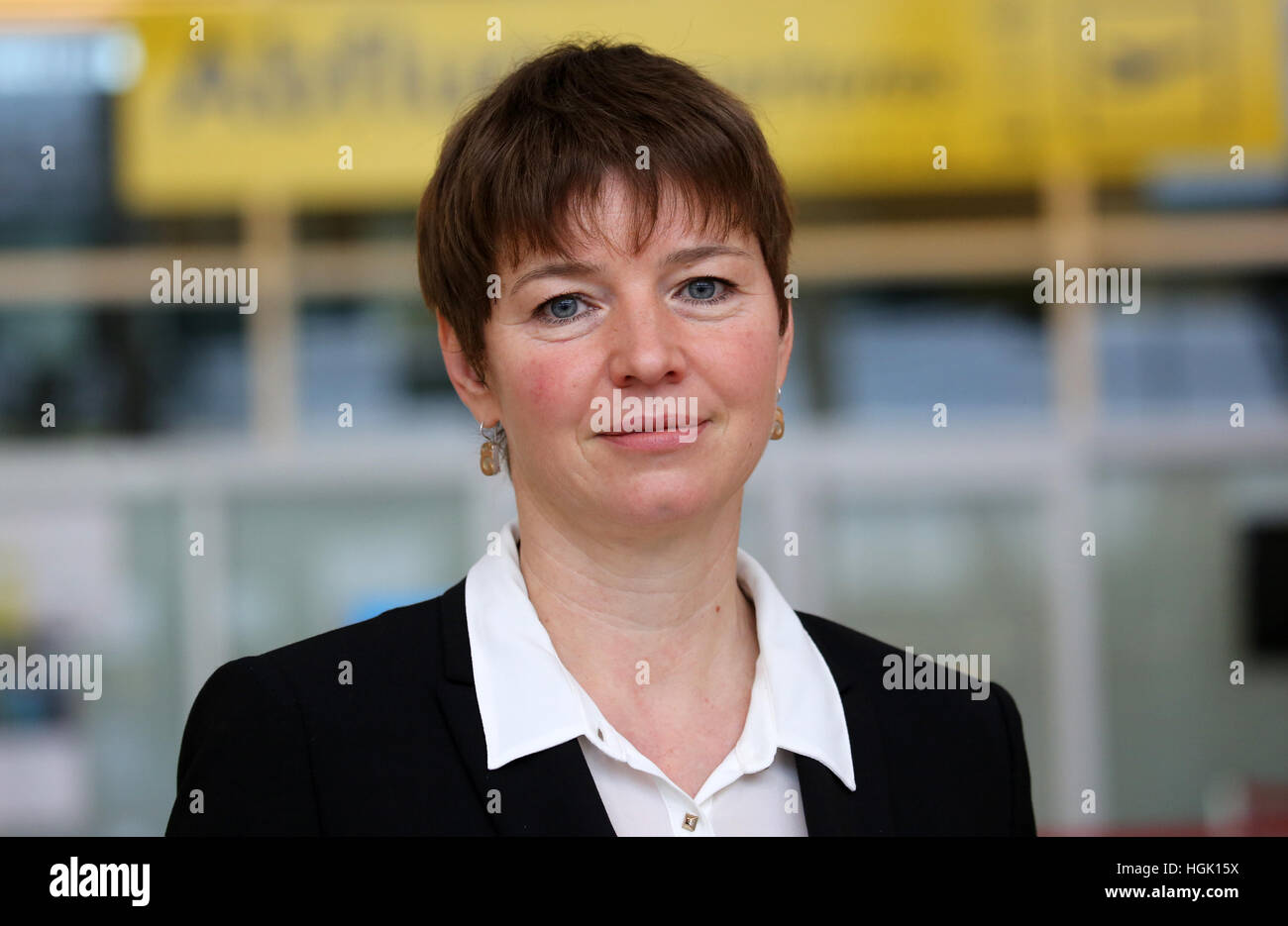 Laage, Germania. 23 gen 2017. Dorthe Hausmann, nuovo amministratore delegato dell'aeroporto Rostock-Laage, sorge di fronte all'aeroporto prima della conferenza stampa annuale in Laage, Germania, 23 gennaio 2017. Il nuovo record di 250,199 passeggeri nel 2016 saranno annunciati in occasione della conferenza stampa. Foto: Bernd Wüstneck/dpa-Zentralbild/ZB/dpa/Alamy Live News Foto Stock