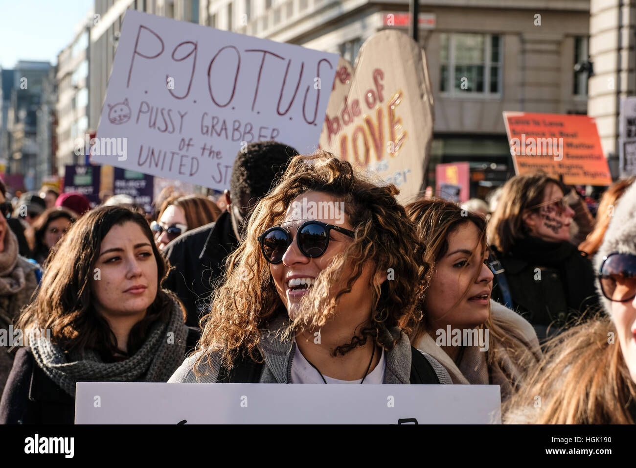Londra, Regno Unito. Il 22 gennaio, 2017. Le donne a piedi a Londra. Le donne con striscioni a piedi lungo Piccadilly. La gente di tutti i generi di marzo a Londra come parte di una giornata internazionale di azione in solidarietà. Essi si uniscono e stare insieme per la dignità e uguaglianza di tutti i popoli e per la sicurezza e la salute del nostro pianeta e per la forza della nostra vibrante e diverse comunità. Credito: Martin Pickles Alamy Live News Foto Stock