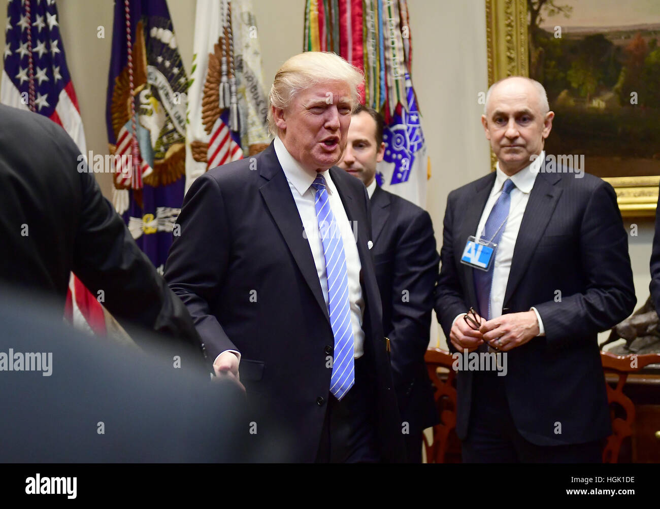 Washington, DC, Stati Uniti d'America. 23 gen 2017. Il Presidente degli Stati Uniti, Donald Trump arriva per la prima colazione e la sessione di ascolto con la chiave business leader nella sala Roosevelt della Casa Bianca di Washington, DC il lunedì, 23 gennaio 2017. Credito: MediaPunch Inc/Alamy Live News Foto Stock