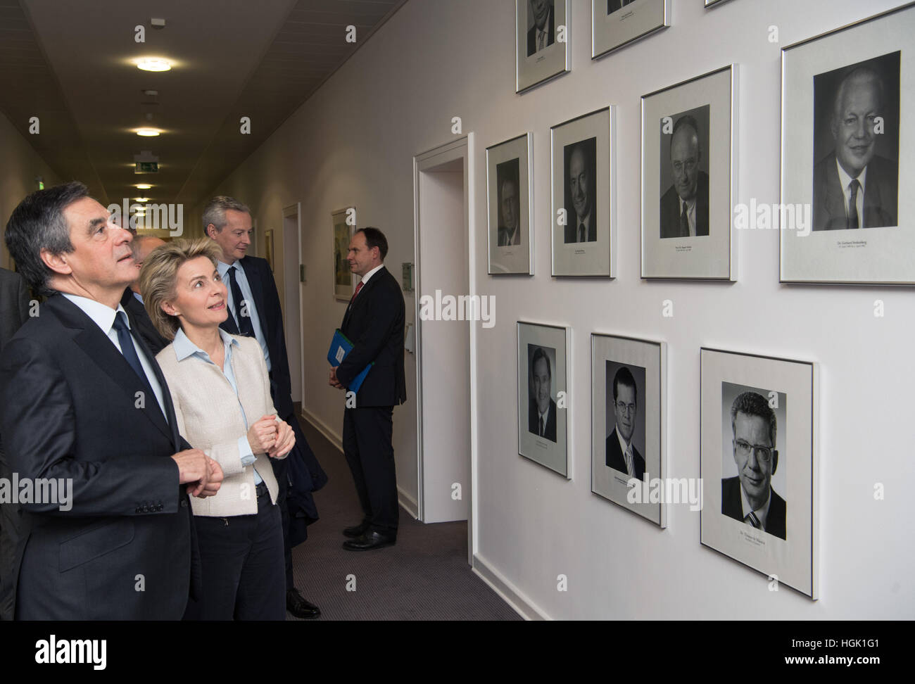 Berlino, Germania. 23 gen 2017. Il Ministro della Difesa tedesco, Ursula von der Leyen (CDU) e il candidato presidenziale del francese del partito conservatore ed ex Primo Ministro Francois Fillon (l) guarda la testa a colpi di ex ministri tedeschi della difesa presso il Ministero della Difesa a Berlino, Germania, 23 gennaio 2017. Foto: Soeren Stache/dpa/Alamy Live News Foto Stock