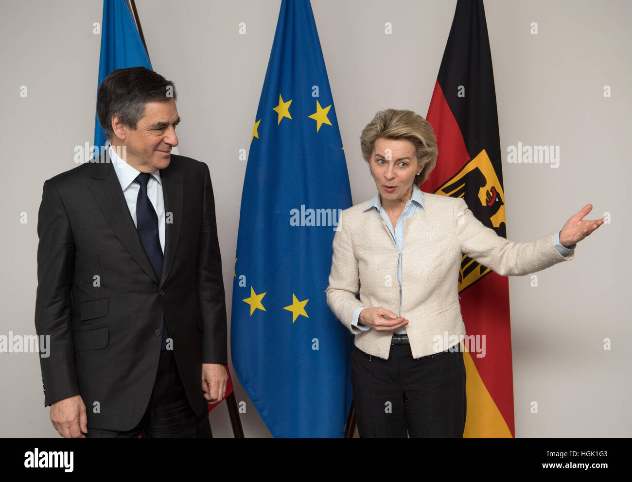 Berlino, Germania. 23 gen 2017. Il Ministro della Difesa tedesco, Ursula von der Leyen (CDU) e il candidato presidenziale del francese del partito conservatore ed ex Primo Ministro Francois Fillon (l) pongono di fronte al francese, europeo e bandiera tedesca (l-r) presso il Ministero della Difesa a Berlino, Germania, 23 gennaio 2017. Foto: Soeren Stache/dpa/Alamy Live News Foto Stock