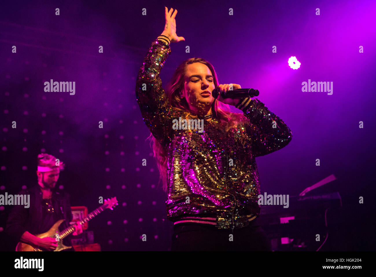 Milano, Italia. Il 22 gennaio, 2017. Il cantante-cantautore e attrice Joanna Noëlle Blagden Levesque noto sul palco come Jojo suona dal vivo sul palco a tunnel durante il 'Mad amore Tour' Credito: Rodolfo Sassano/Alamy Live News Foto Stock