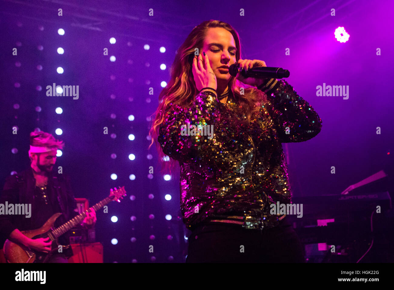 Milano, Italia. Il 22 gennaio, 2017. Il cantante-cantautore e attrice Joanna Noëlle Blagden Levesque noto sul palco come Jojo suona dal vivo sul palco a tunnel durante il 'Mad amore Tour' Credito: Rodolfo Sassano/Alamy Live News Foto Stock