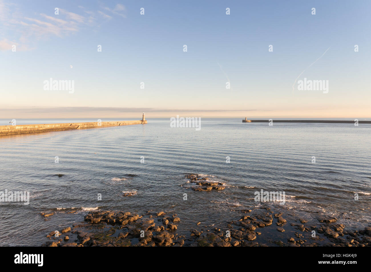 Il fiume Tyne estuario con pontili, Tynemouth, North Tyneside, England, Regno Unito Foto Stock