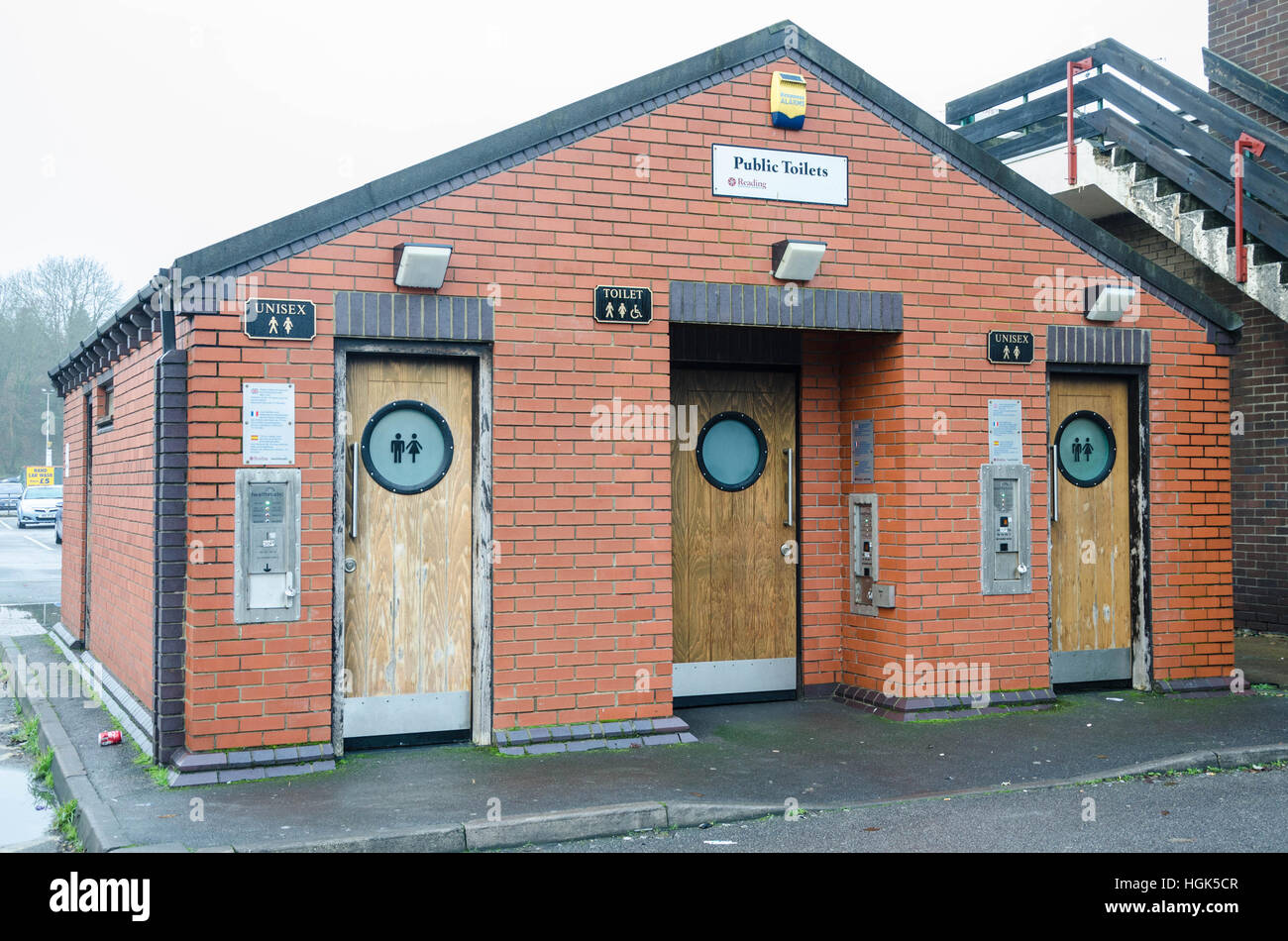 Un wc pubblico a Meadway Shopping Centre in Tilehurst, lettura,UK Foto Stock