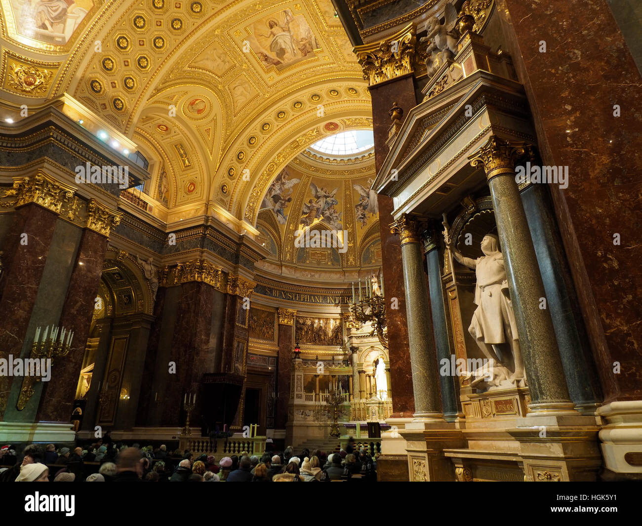 Saint Stephans basilica interno in Budapest, Ungheria, una delle più grandi chiese in tutto il mondo con 8000 posti a sedere. Foto Stock