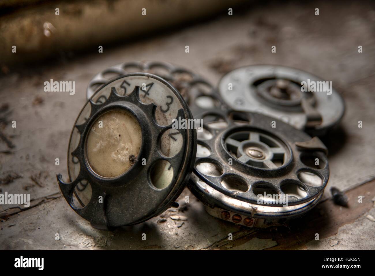 Tre vecchio telefono compone su una vernice pelata tabella Foto Stock