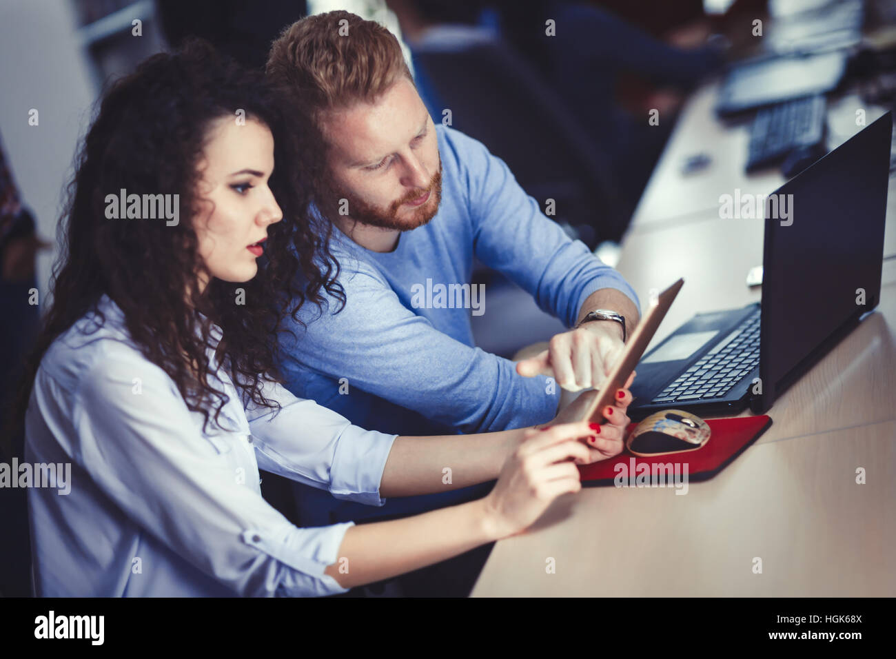 I programmatori cooperanti a esso azienda nello sviluppo delle applicazioni Foto Stock