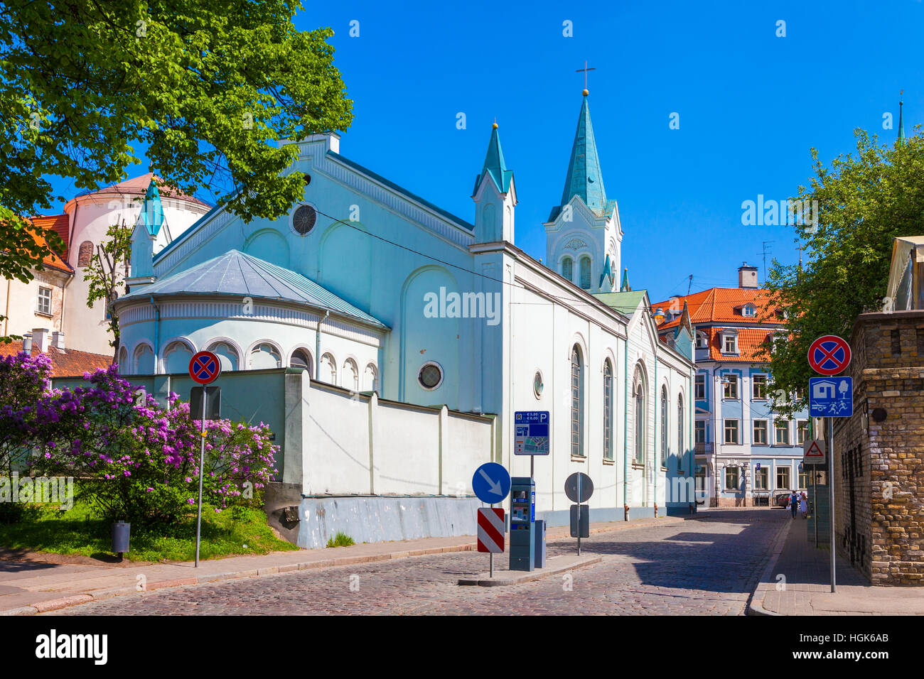 Della Beata Vergine Maria Addolorata chiesa cattolica e via medievale nella vecchia città di Riga, Lettonia. Foto Stock