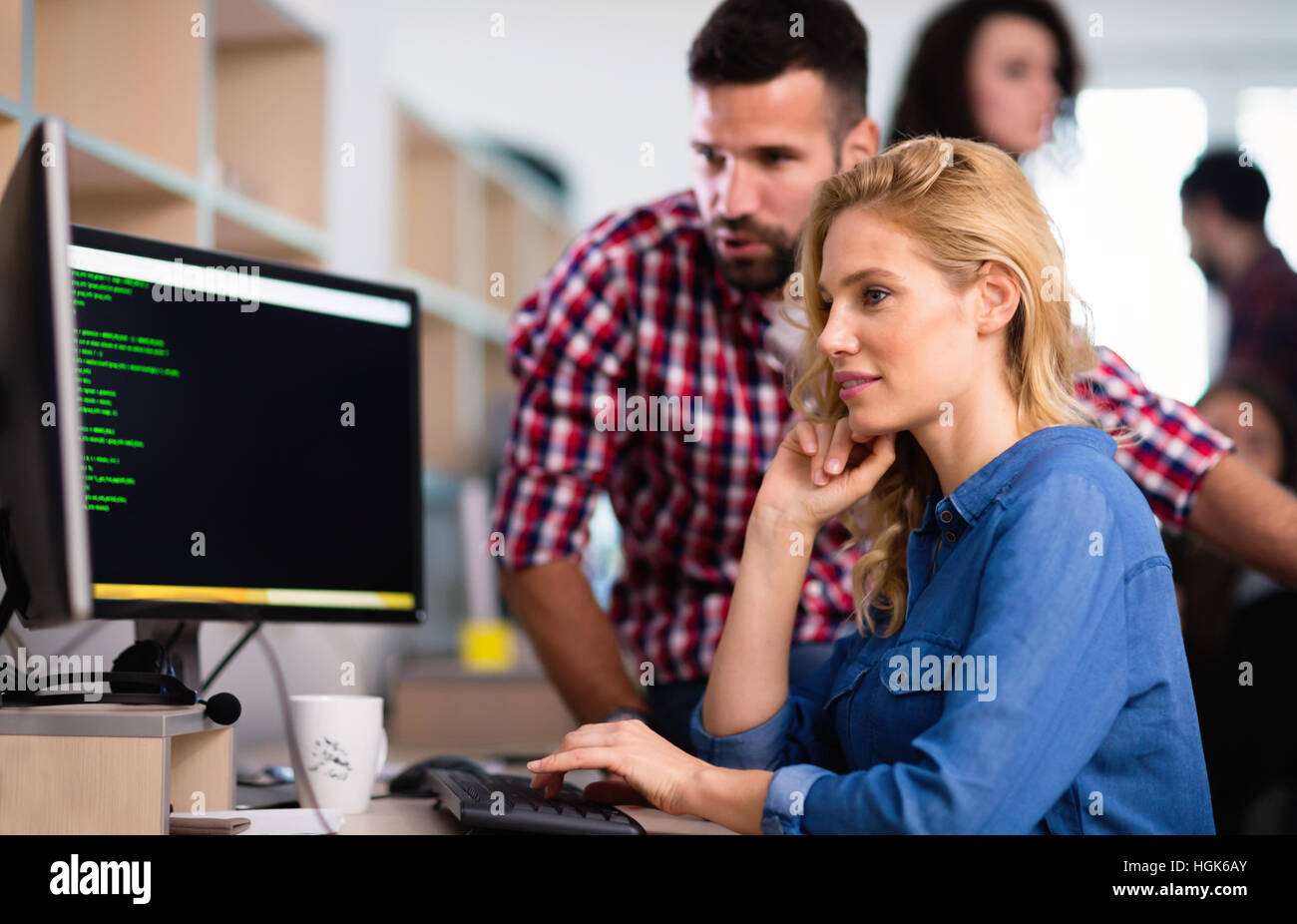 I programmatori cooperanti a esso azienda nello sviluppo delle applicazioni Foto Stock