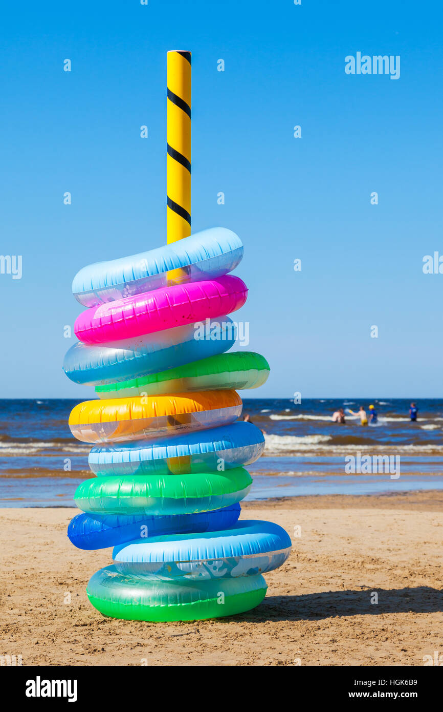 Pila di gonfiabili colorati anelli piscina sulla spiaggia del mare Foto Stock Pila di gonfiabili colorati anelli piscina sulla spiaggia del mare Foto Stock