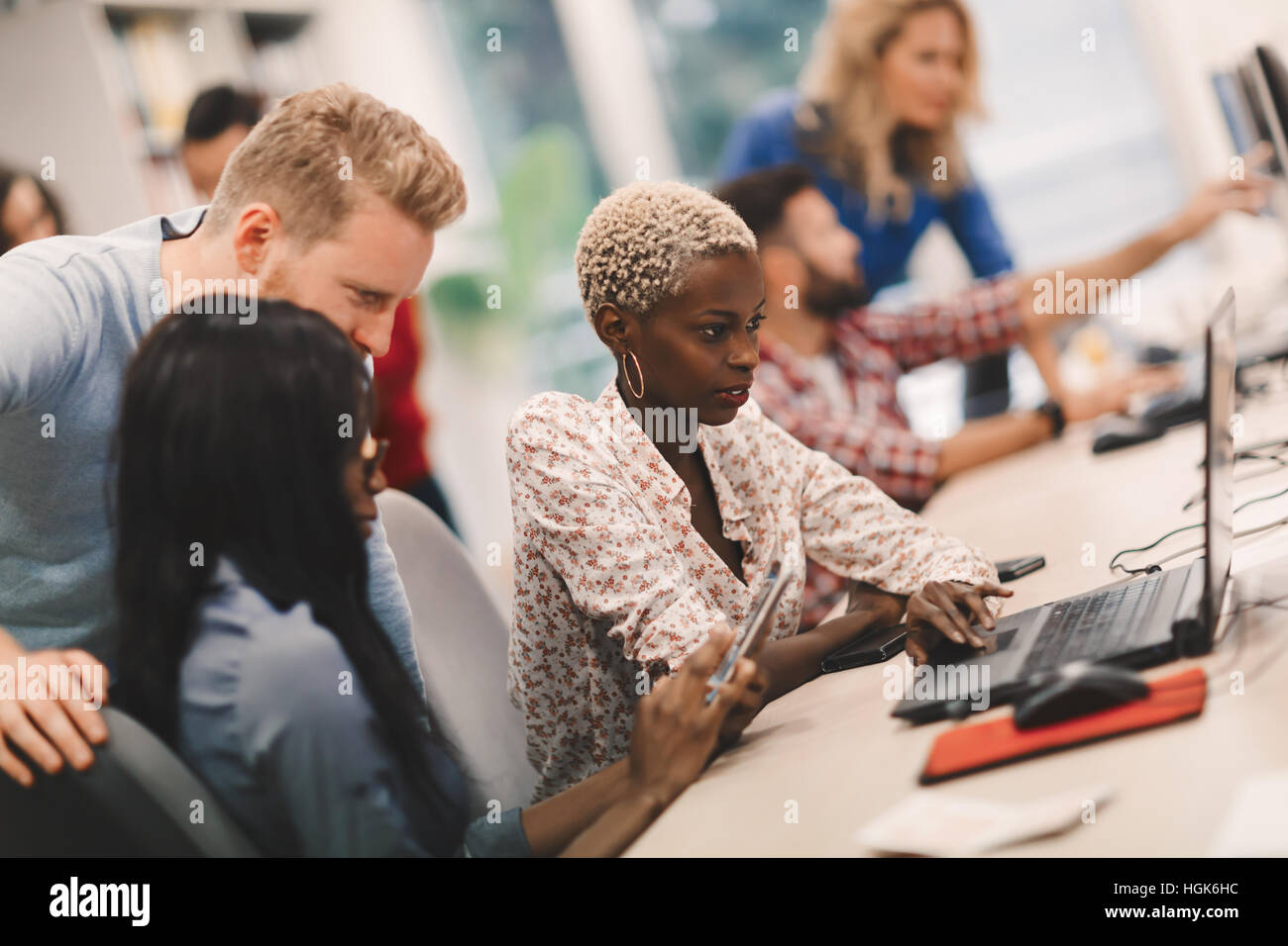 I programmatori cooperanti a esso azienda nello sviluppo delle applicazioni Foto Stock