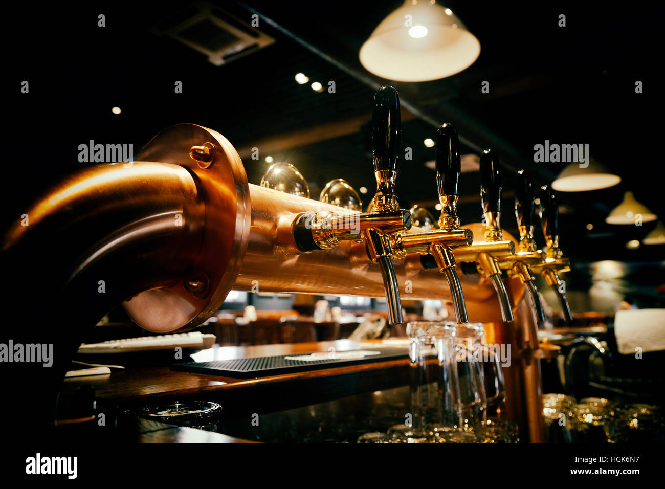 Golden lucido rubinetti di birra nel bar della birra Foto Stock