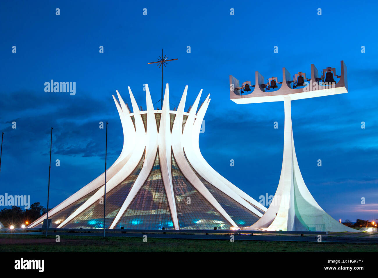 La Cattedrale di Brasilia di notte da Oscar Niemeyer, Brasilia Foto Stock