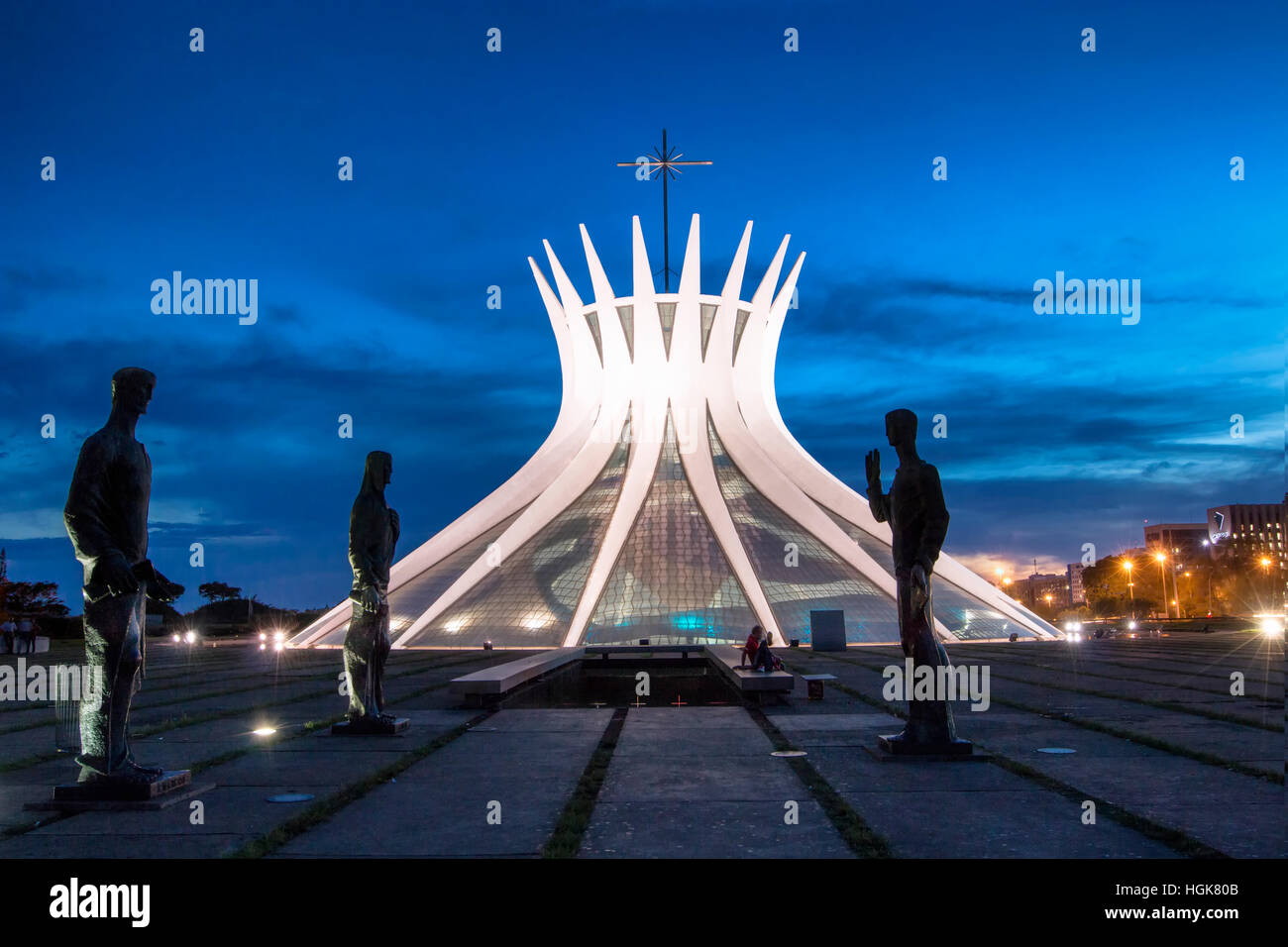 La Cattedrale di Brasilia di notte da Oscar Niemeyer, Brasilia Foto Stock