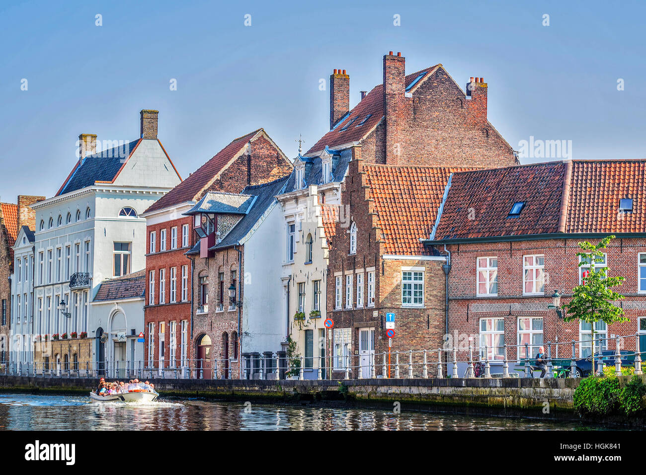 Imbarcazione turistica che viaggiano lungo il canale di Bruges Belgio Foto Stock