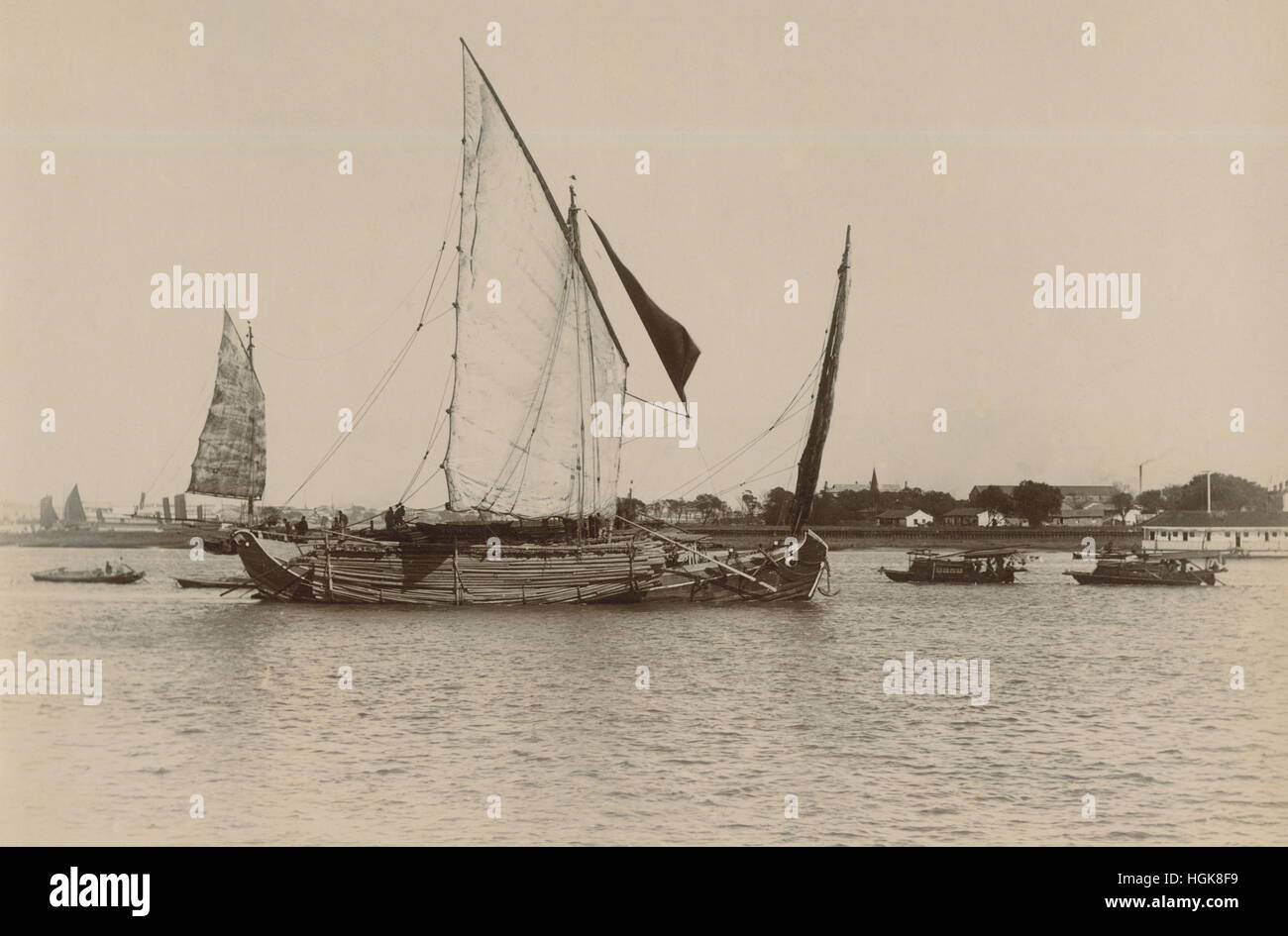 AJAXNETPHOTO. 1890 circa. Il fiume di Shanghai, Cina. - Tradizionale costiere commerciali truccate indesiderata nave a vela. Fotografo:sconosciuto © IMMAGINE DIGITALE COPYRIGHT VINTAGE AJAX Picture Library Fonte: AJAX FOTO VINTAGE COLLEZIONE REF:002 Foto Stock