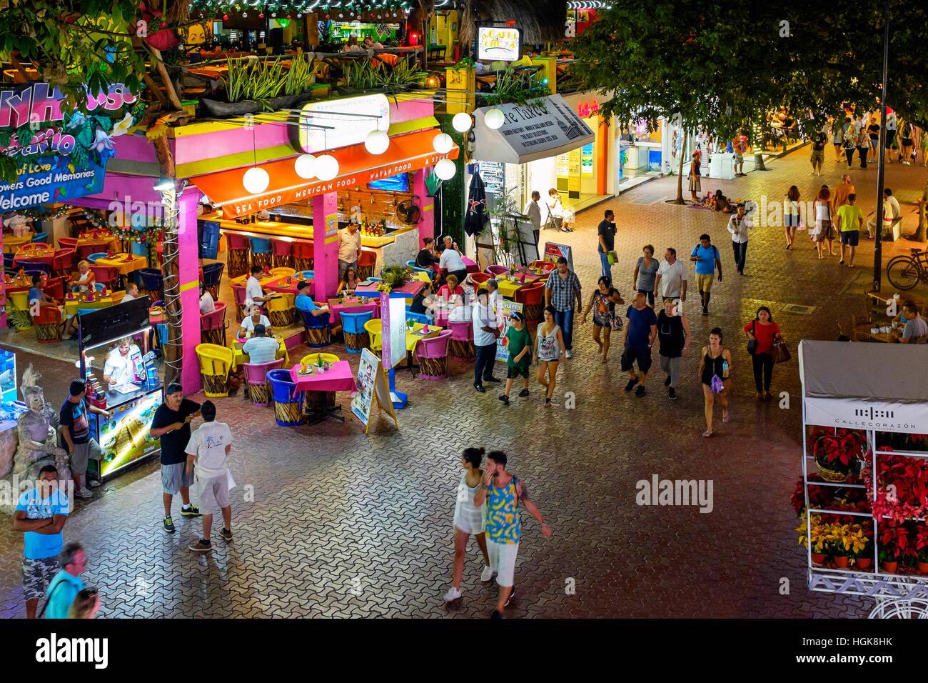 Quinta Avenue a Playa del Carmen e Riviera Maya, vicino a Cancun, Messico. Di notte che mostra alcuni dei ristoranti e bar. Foto Stock