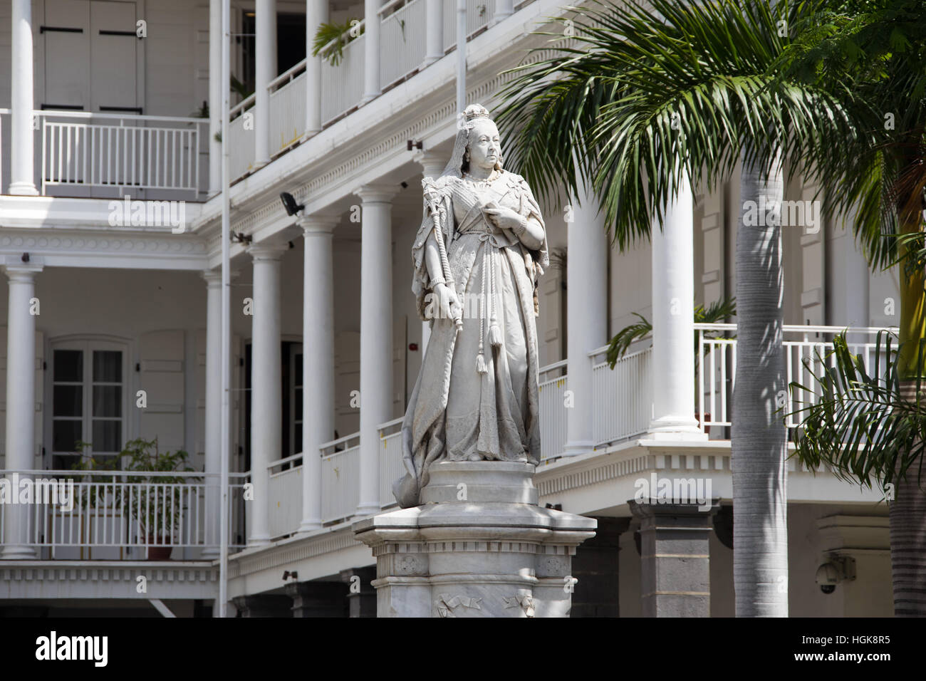 Statua della regina Victoria, la sede del governo francese, edificio coloniale ancora utilizzato dal governo attuale, Port Louis, Maurizio Foto Stock