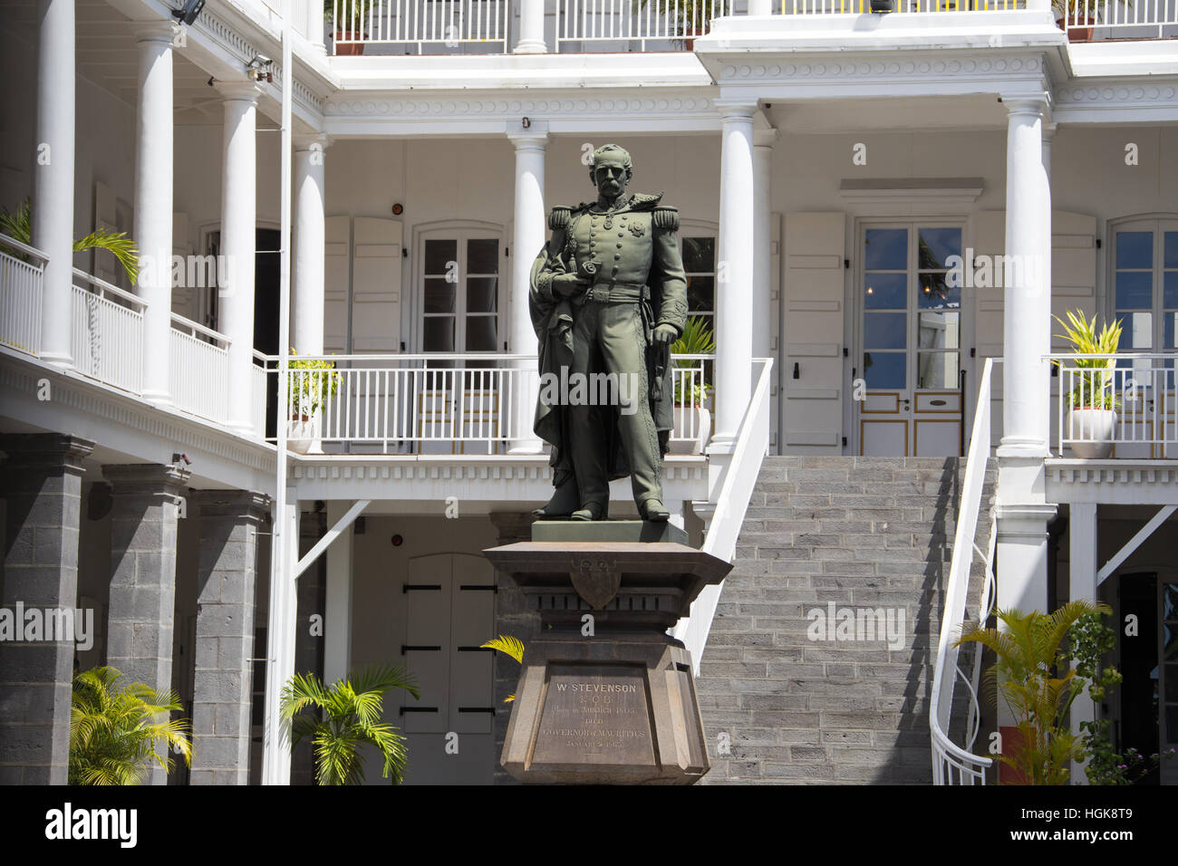 Statua di W Stevenson, primo governatore dell'Isola di Mauritius, la sede del governo francese, edificio coloniale ancora usato dal governo attuale Foto Stock