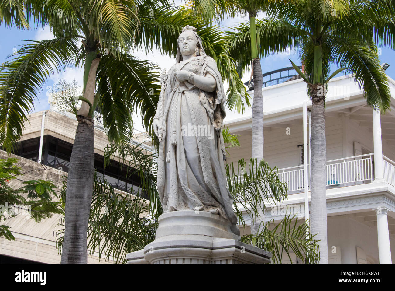 Statua della regina Victoria, la sede del governo francese, edificio coloniale ancora utilizzato dal governo attuale, Port Louis, Maurizio Foto Stock