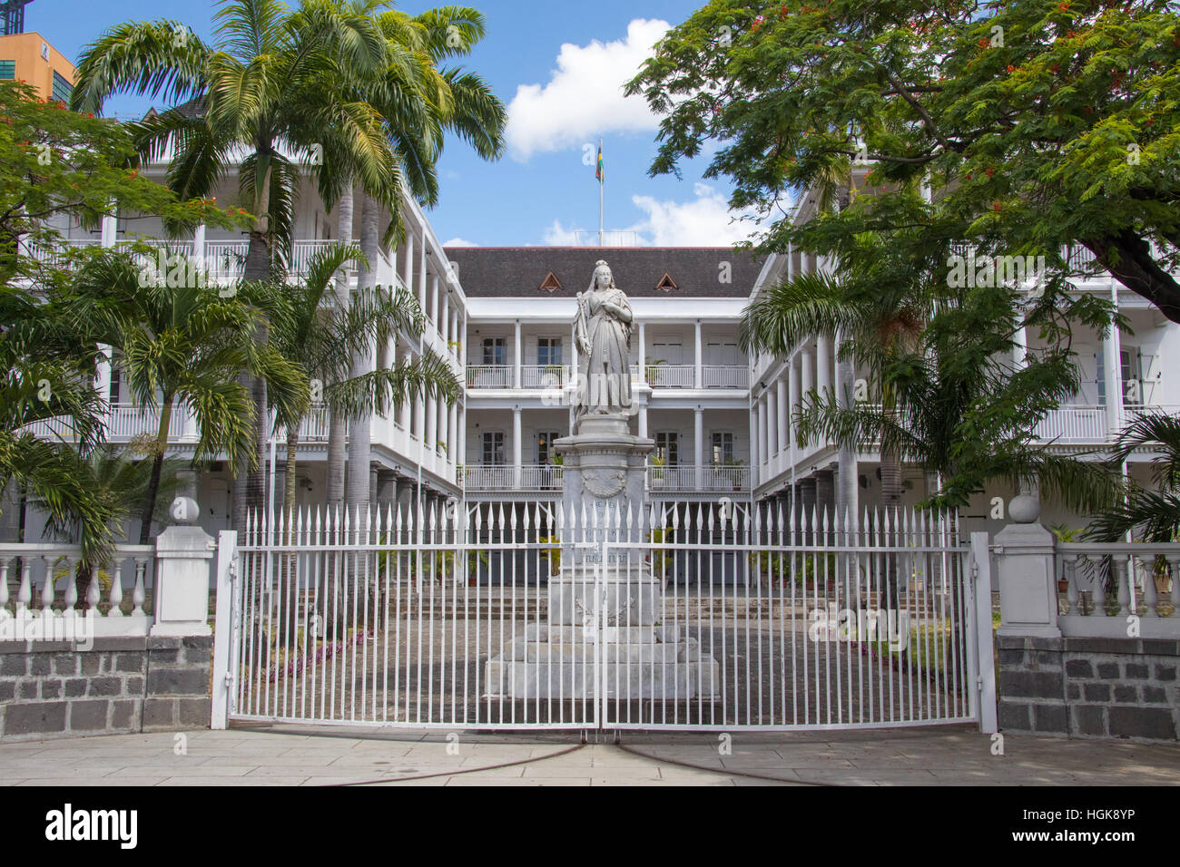 Statua della regina Victoria, la sede del governo francese, edificio coloniale ancora utilizzato dal governo attuale, Port Louis, Maurizio Foto Stock