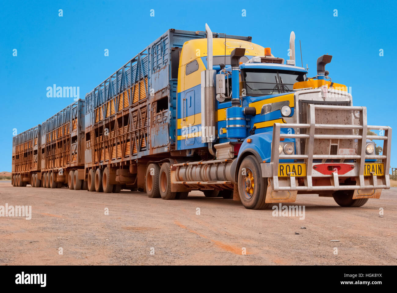 Road train nell'outback australiano Foto Stock