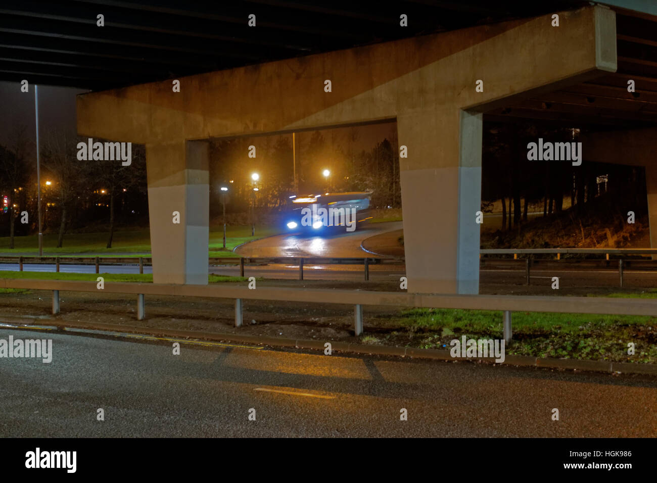 Di sera molto tardi il bus visualizzati sotto la drumchapel volare su Great Western Road, Glasgow Foto Stock