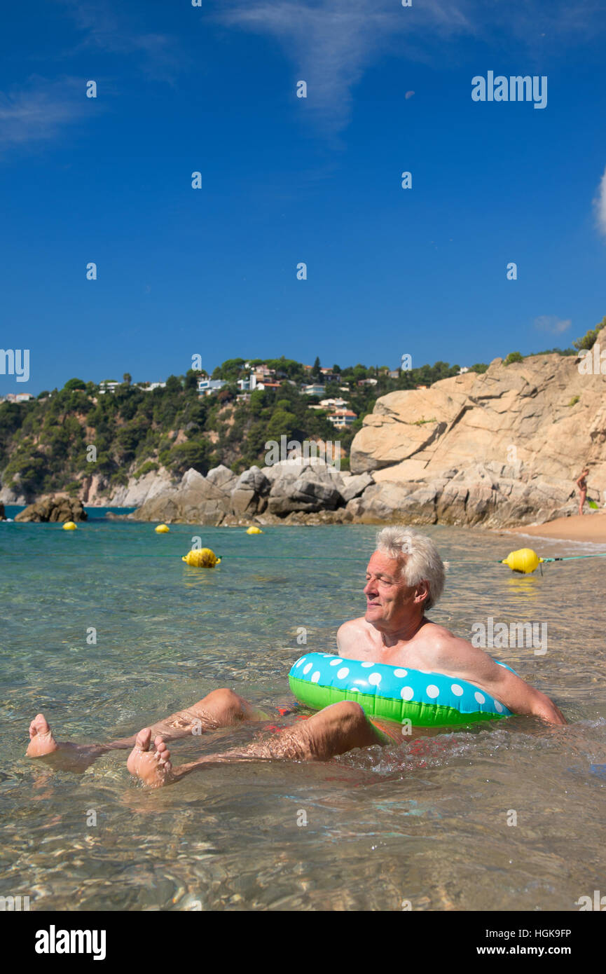 Senior uomo divertendosi in spiaggia Foto Stock