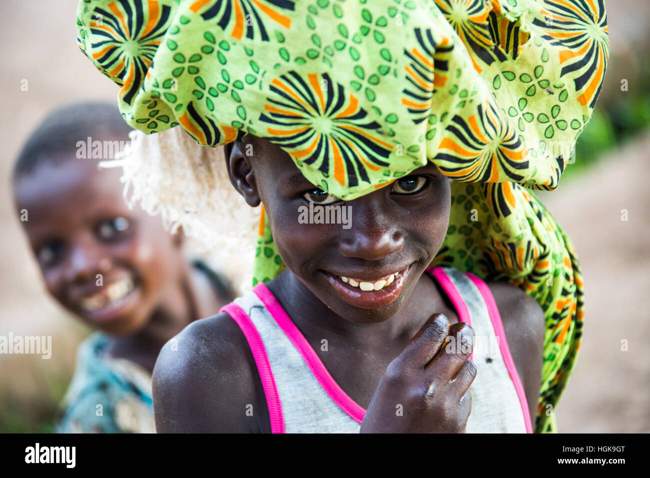 Bambino locale di equilibratura di un fascio, Livingstone, Zambia Foto Stock