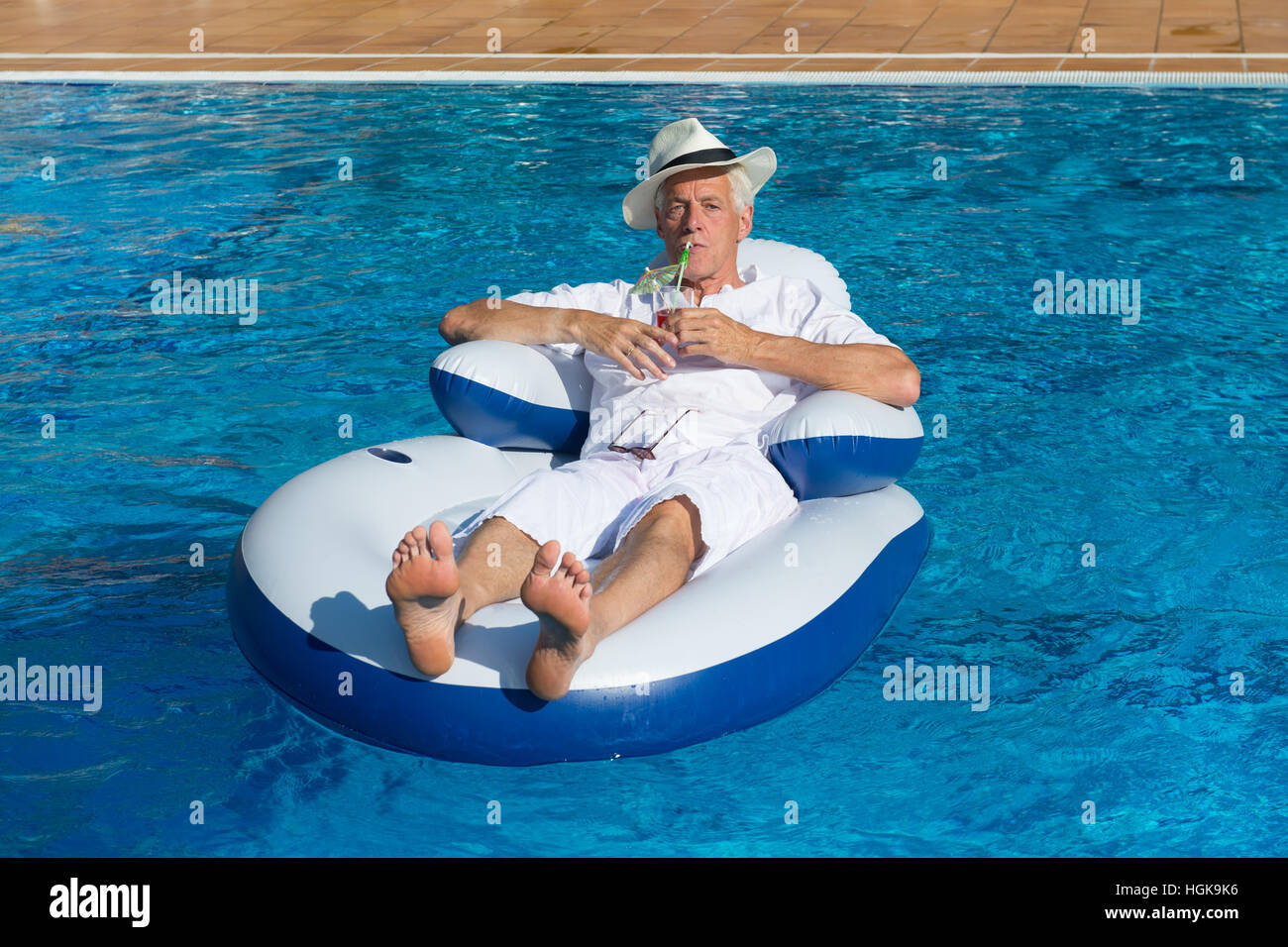 Uomo ricco rilassante in piscina Foto Stock