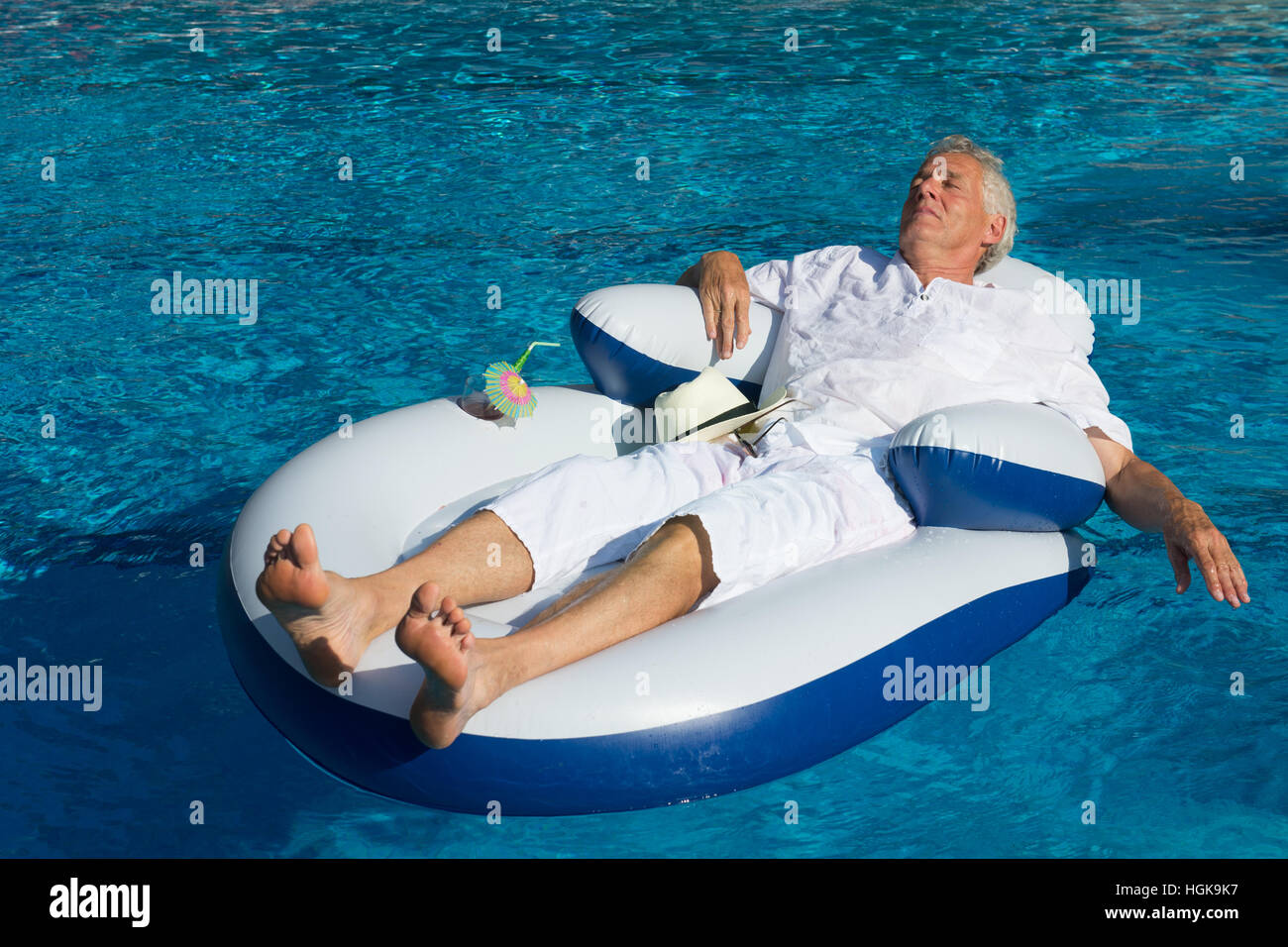 Uomo ricco rilassante in piscina Foto Stock