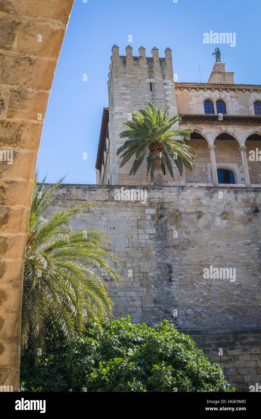 Luminosa giornata di sole nel castello alla ricerca di massa fino alla torretta e palme e pareti di pietra Foto Stock