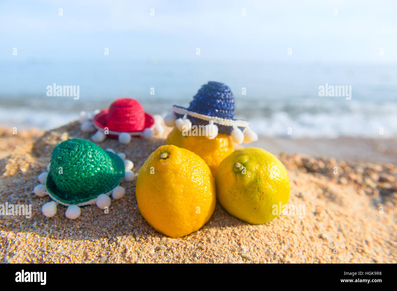 Una sana agrumi con il sombrero in spiaggia Foto Stock