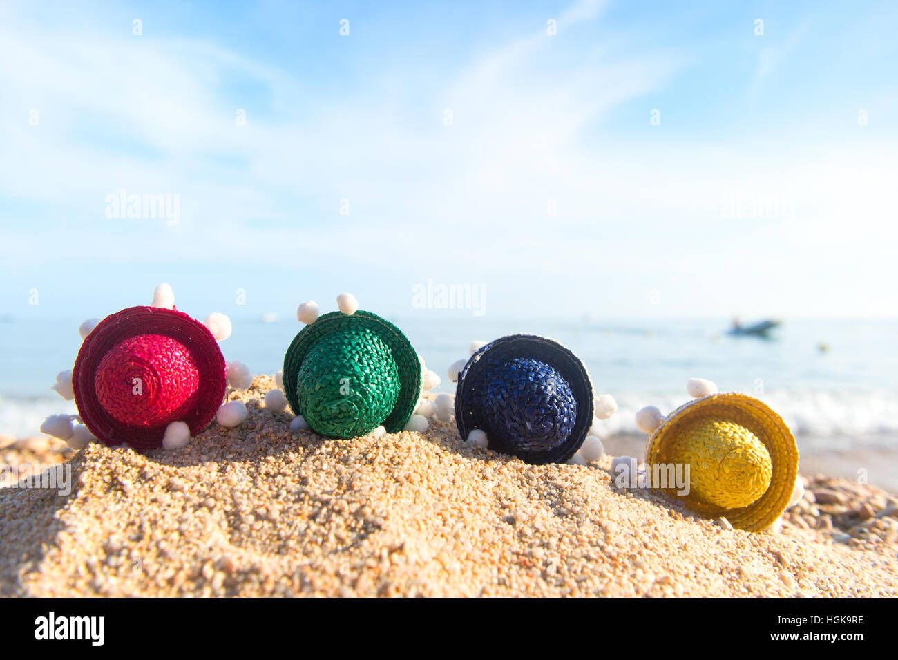 Colorate sombreros di paglia in spiaggia Foto Stock
