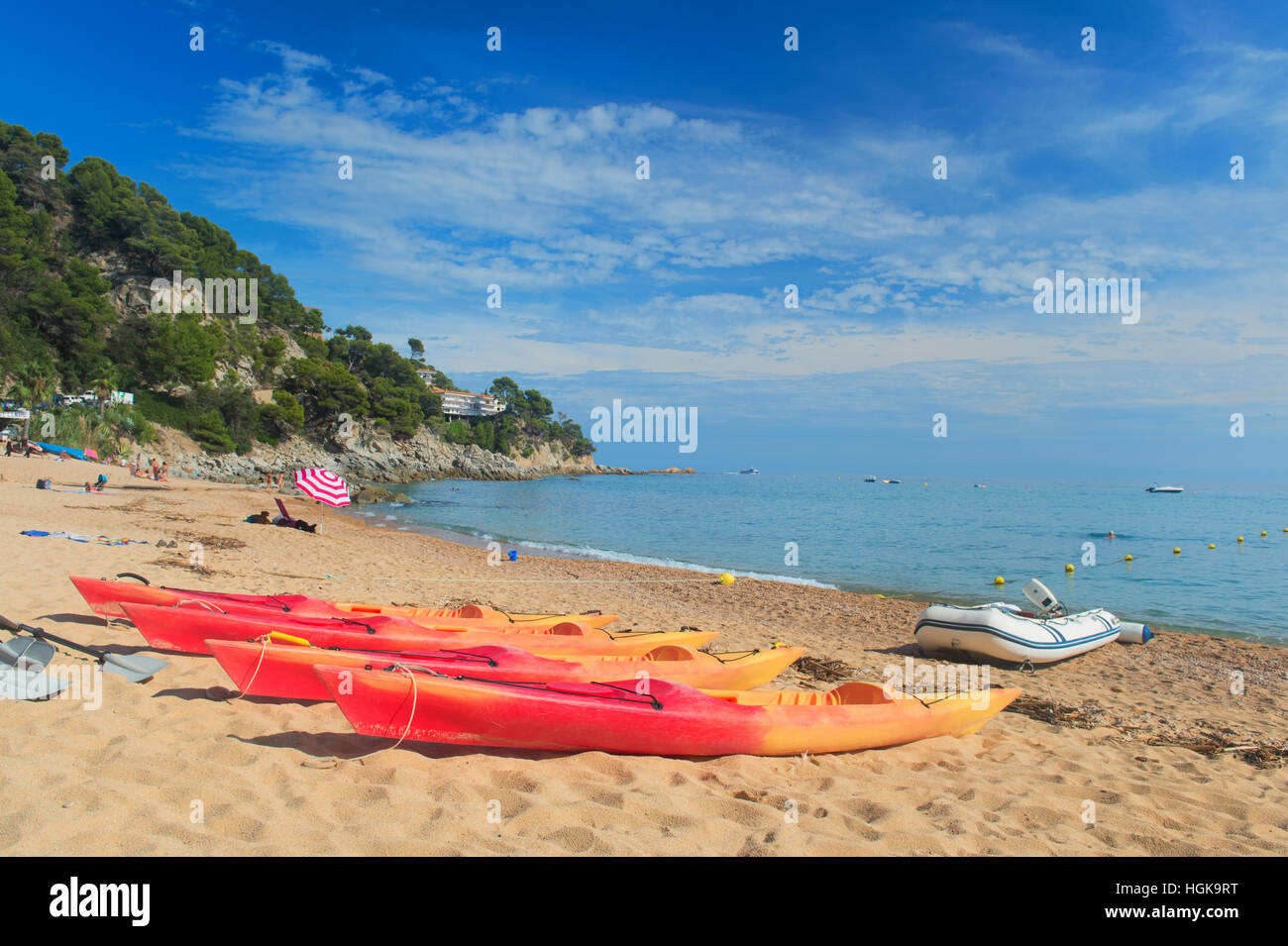 Giallo canoe presso la spiaggia di spagnolo Foto Stock