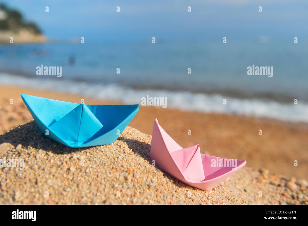 Blu e carta rosa barche alla spiaggia a giocare con Foto Stock