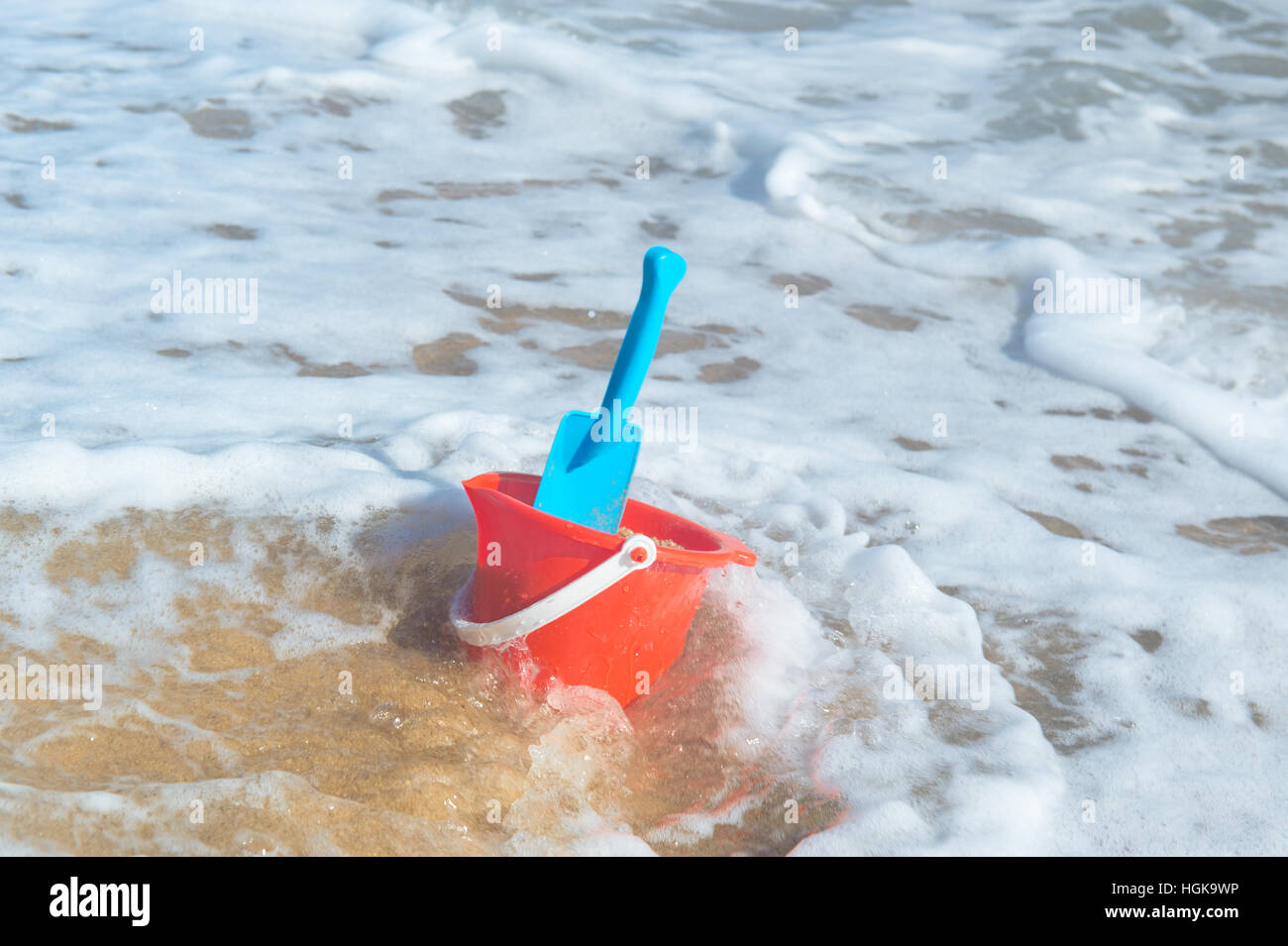 Giocattoli di plastica nella sabbia in spiaggia Foto Stock