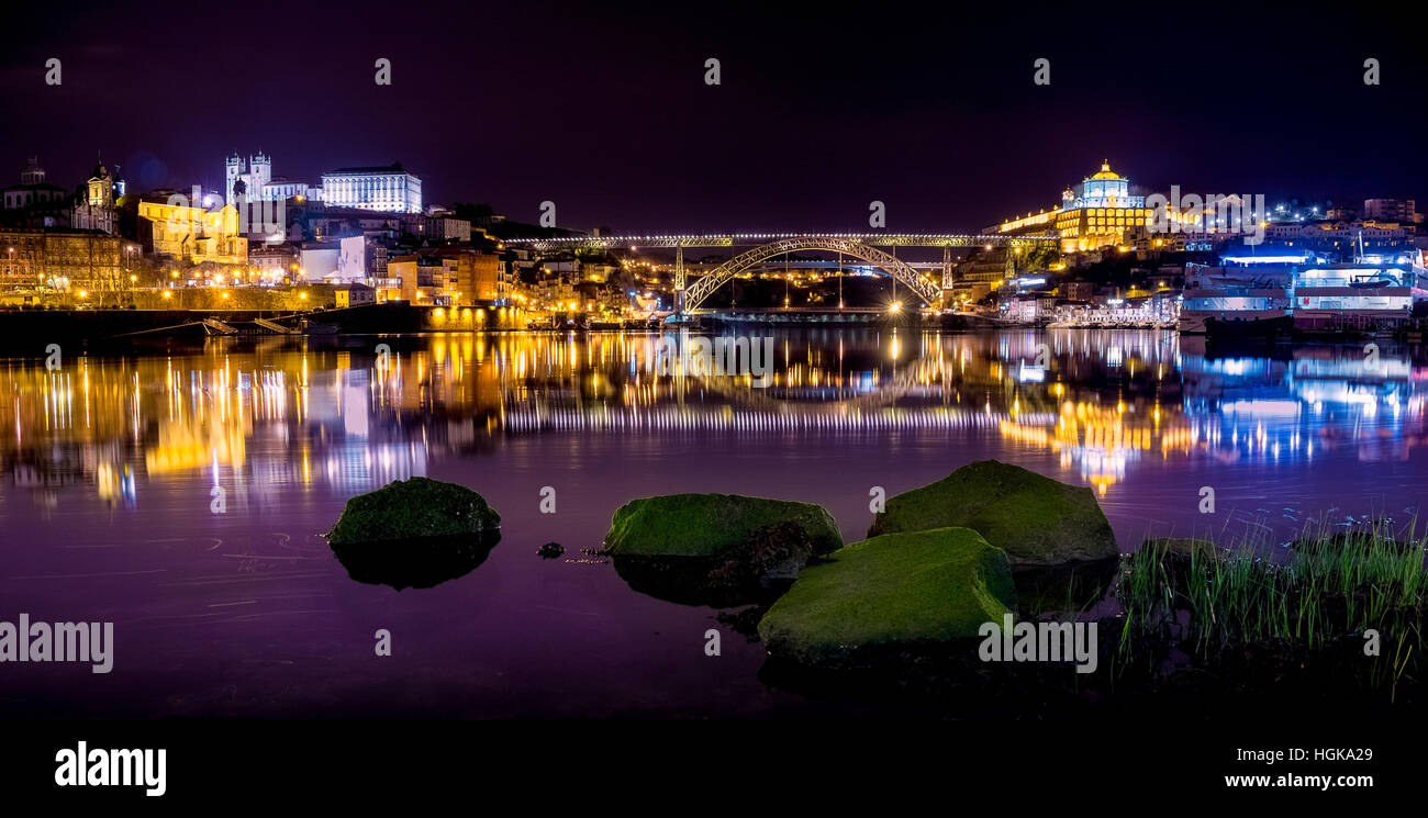 D. Luis i bridge in porto. La città vecchia sulla sinistra e Gaia, è la città confinante, sulla destra. Ponte Luis Ho Foto Stock