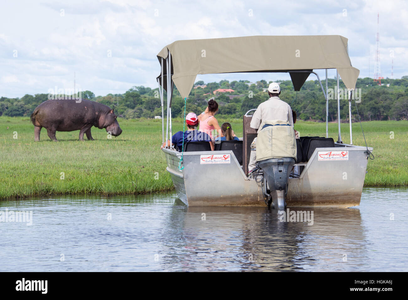 I turisti sulle rive di un fiume safari nel Chobe National Park, Botswana, Africa Foto Stock
