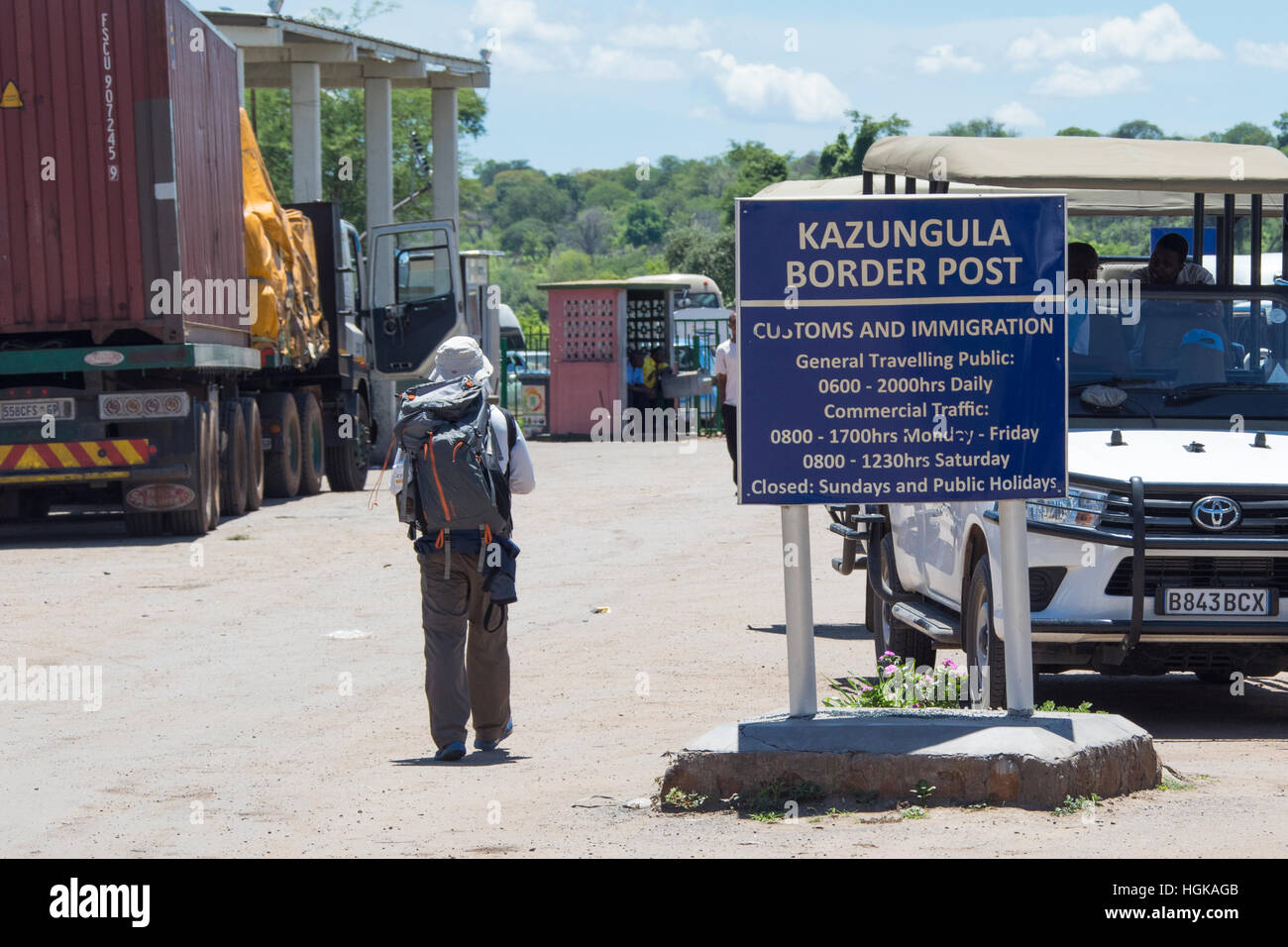 Backpacker attraversando a piedi il confine Kazungula Post fra il Botswana e lo Zimbabwe, Africa Foto Stock