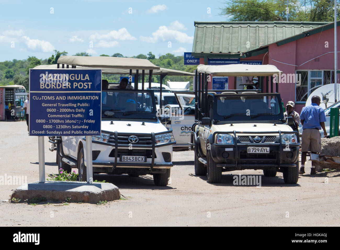 Safari i veicoli che attraversano la frontiera Kazungula Post fra il Botswana e lo Zimbabwe, Africa Foto Stock