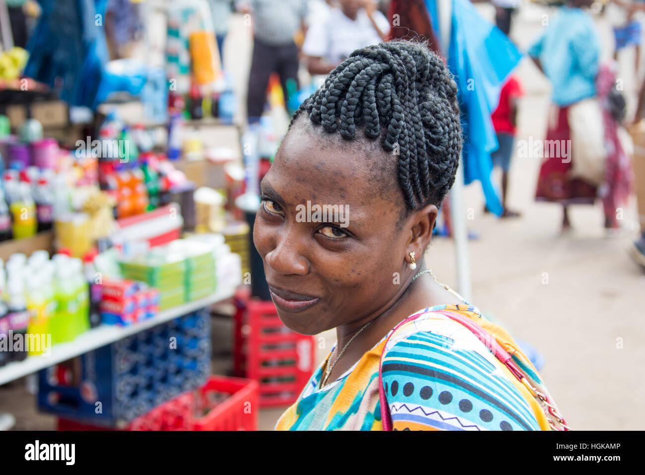 Donna con attentamente i capelli intrecciati, Maputo, Mozambico Foto Stock