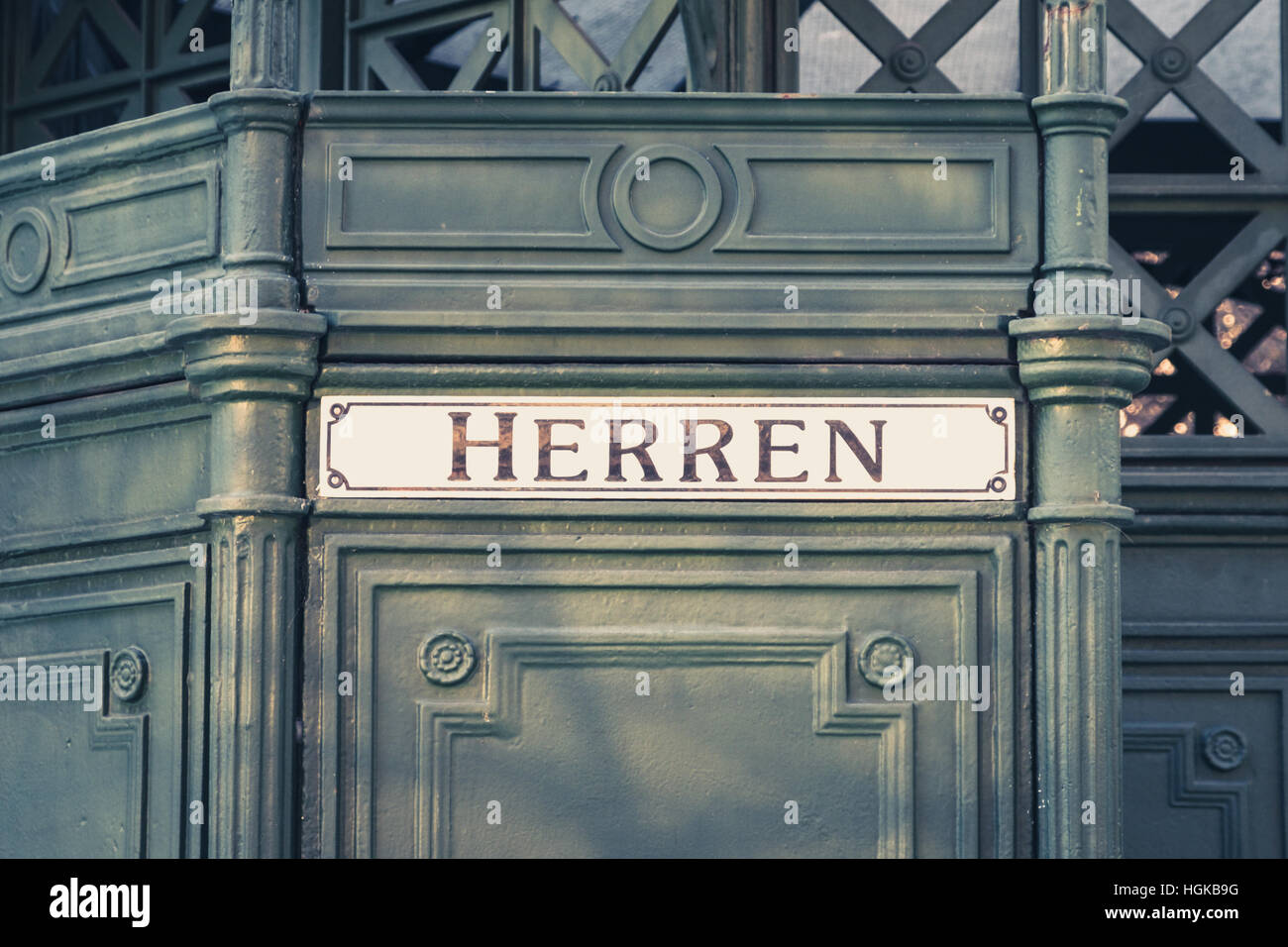 La parola tedesca "Herren" (uomini) alla storica toilette pubblica, Foto Stock